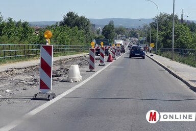 Forgalomkorlátozást vezettek be a Szentendrei úti hídon, mert felújítási munkálatok folynak az úttesten (Ótos András felvétele)
