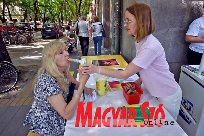 Dr. Nada Kosić Bibić szén-monoxid-szint mérést végez (Fotó: Gergely Árpád)