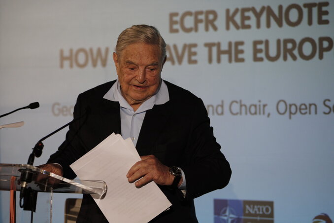 Soros György keddi párizsi beszéde után, melyben többek között arról beszélt, hitelfelvétellel hogyan lehetne megoldani az Európát sújtó migránsválságot (Fotó: Beta/AP)