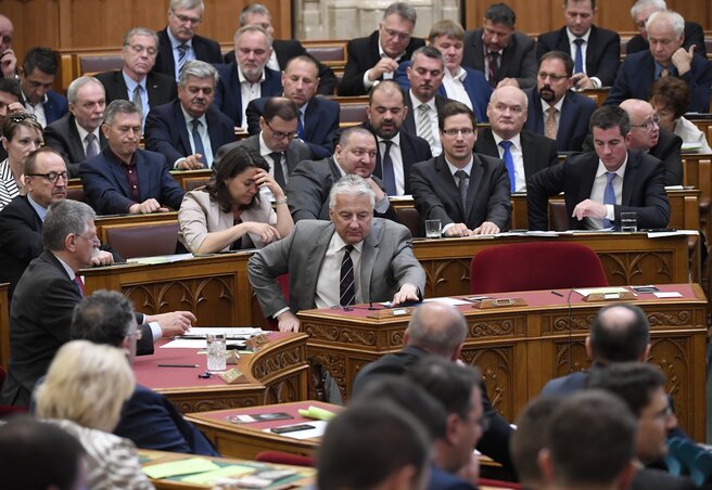 A kormányzó pártszövetség még a nyári szünet előtt el szeretné fogadni a törvényjavaslat-csomagot (Fotó: MTI) A kormányzó pártszövetség még a nyári szünet előtt el szeretné fogadni a törvényjavaslat-csomagot (Fotó: MTI)