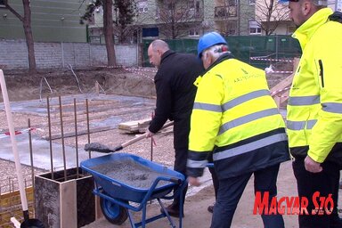 Az új, Grbavica városrészben épülő óvoda 225 gyermek számára nyújt majd teljes ellátást. A polgármester csütörtökön elhelyezte a létesítmény alapkövét (Fotó: Ótos András felvétele)