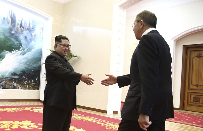 Lavrov az első orosz politikus, aki négyszemközt beszélgetett az Észak-Koreai vezetővel (Fotó: TASZSZ via Beta/AP)