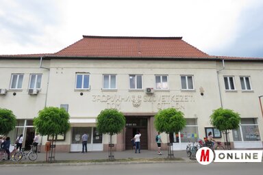 A könyvtár főépületén rendbe kell tenni a villámhárítót (Csincsik Zsolt felvétele)