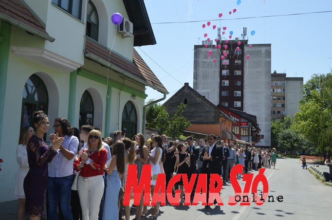 84 lufi repült a levegőbe (Herceg Elizabetta felvétele) 84 lufi repült a levegőbe (Herceg Elizabetta felvétele)
