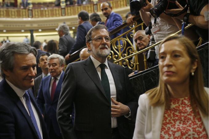 Mariano Rajoy elhagyja a spanyol parlamentet (Fotó: Beta) Mariano Rajoy elhagyja a spanyol parlamentet (Fotó: Beta)