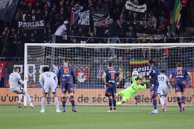 Lecomte két perc alatt kétszer fogta ki Mbappé büntetőjét (Fotó: talkSPORT) Lecomte két perc alatt kétszer fogta ki Mbappé büntetőjét (Fotó: talkSPORT)