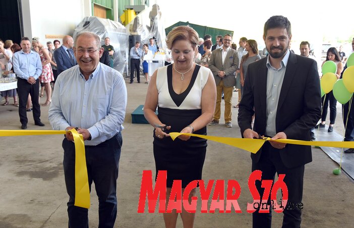 Pásztor István, Szecsei Bús Klára és Magyar Levente megnyitották a Geneza szárítóüzemét (Fotó: Ótos András) Pásztor István, Szecsei Bús Klára és Magyar Levente megnyitották a Geneza szárítóüzemét (Fotó: Ótos András)