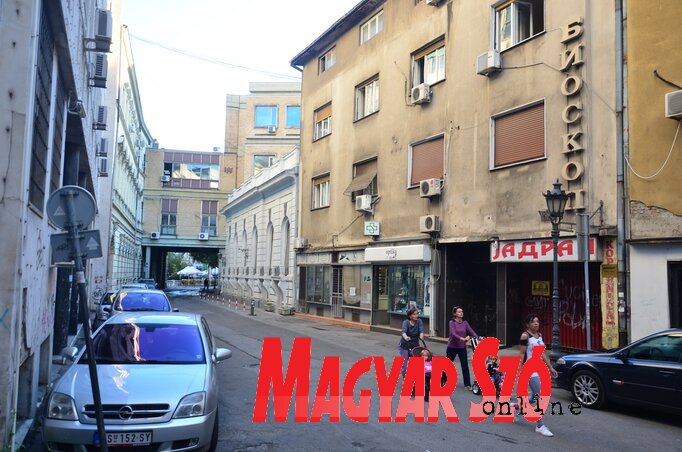 A Posta utcába nagyobb esőzések után alig lehet bejutni a tócsák miatt, az úttest és a járda felújítását már régóta tervezik, egyelőre azonban minden maradt a régiben (Dávid Csilla felvétele)