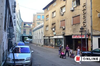 A Posta utcába nagyobb esőzések után alig lehet bejutni a tócsák miatt, az úttest és a járda felújítását már régóta tervezik, egyelőre azonban minden maradt a régiben (Dávid Csilla felvétele)