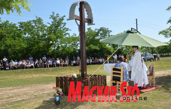 Szentmise a felújított kereszt mellett Szentmise a felújított kereszt mellett