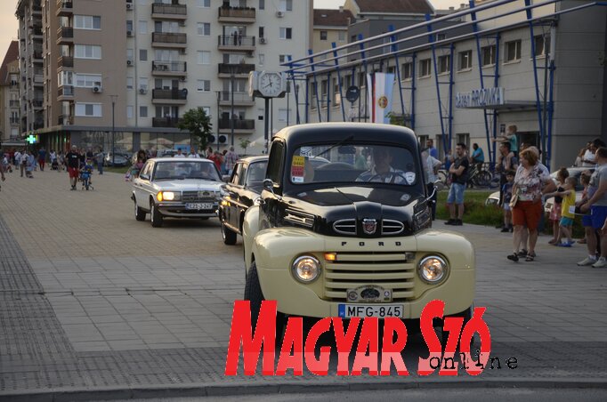A magyarországiMészáros Róbert az 1950-es évjáratú Ford Pick uppal elhagyja a kiállítási platót (Paszterkó Erika felvétele)