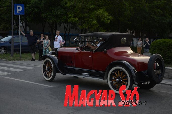 A magyarországi Adamkó Rudolf és az 1922-es évjáratú Buick mozgásban (Paszterkó Erika felvétele)