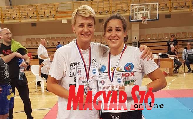Bajić Halasi Éva és Kéri Valentina az érmekkel és oklevelekkel (fehér Miklós felvétele) Bajić Halasi Éva és Kéri Valentina az érmekkel és oklevelekkel (fehér Miklós felvétele)
