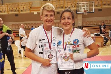 Bajić Halasi Éva és Kéri Valentina az érmekkel és oklevelekkel (fehér Miklós felvétele)