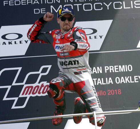 Nem csoda, hogy Jorge Lorenzo ugrált örömében (fotó: Beta/AP)
