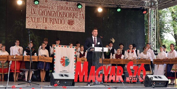 Újhelyi Nándor, a törökkanizsai községi képviselő-testület elnöke szerint ezekben a napokban a törökkanizsaiak szíve hevesebben dobog (Ótos András felvétele)