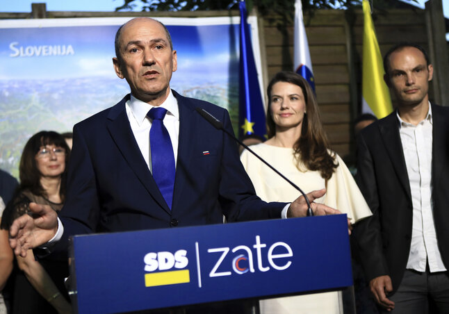 Janez Janša volt miniszterelnök pártja, az eddig ellenzéki, jobboldali Szlovén Demokrata Párt (SDS) nyerte meg a vasárnapi előrehozott parlamenti választásokat (Fotó: Beta/AP)
