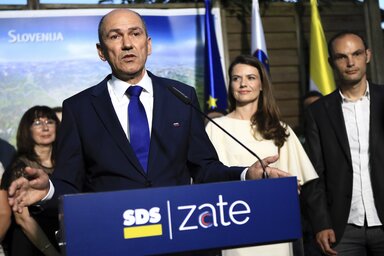 Janez Janša volt miniszterelnök pártja, az eddig ellenzéki, jobboldali Szlovén Demokrata Párt (SDS) nyerte meg a vasárnapi előrehozott parlamenti választásokat (Fotó: Beta/AP)