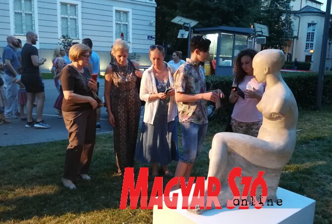 A polgárok Angelina Gatalica Női figura – Ülő akt c., 1957-ben készült alkotása előtt (a Rajko Mamuzić Képzőművészeti Galéria Ajándékgyűjtemény tulajdona) (Dávid Csilla felvétele)