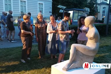 A polgárok Angelina Gatalica Női figura – Ülő akt c., 1957-ben készült alkotása előtt (a Rajko Mamuzić Képzőművészeti Galéria Ajándékgyűjtemény tulajdona) (Dávid Csilla felvétele)