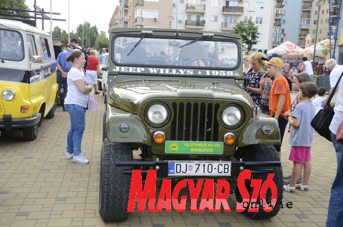 A đakovói,1958-as évjáratú Jeep Willy a csodálók célkeresztjében (Paszterkó Erika felvétele)