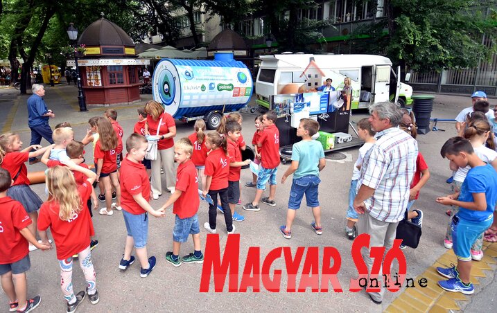 A speciális oktatói jármű nagy érdeklődést váltott ki a gyermekek körében (Fotó: Gergely Árpád)