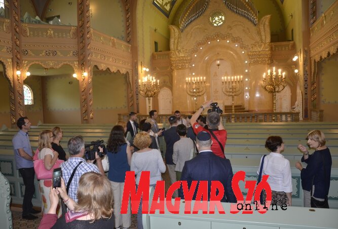 A küldöttség tagjai a felújított Zsinagógát is meglátogatták (Fotó: Patyi Szilárd)