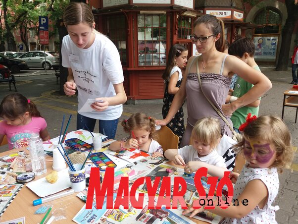 Egy kis arcfestés, egy kis kézműves foglalkozás (Fotó: Paszterkó Erika) Egy kis arcfestés, egy kis kézműves foglalkozás (Fotó: Paszterkó Erika)