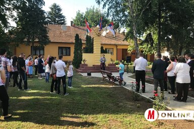 Ft. Zsolnai István megáldja az emlékművet és a jelenlévőket (Kovács Viktor felvétele)