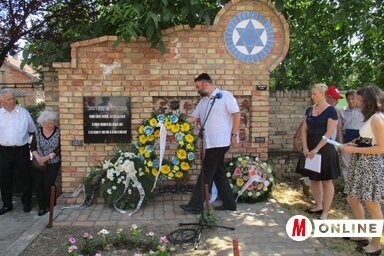 Koszorúzás az áldozatok emlékművénél (Sihelnik Ágnes felvétele)