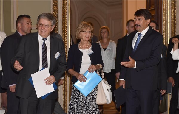 Áder János államfő (jobbról) a konferenciára tart (Fotó: MTI) Áder János államfő (jobbról) a konferenciára tart (Fotó: MTI)