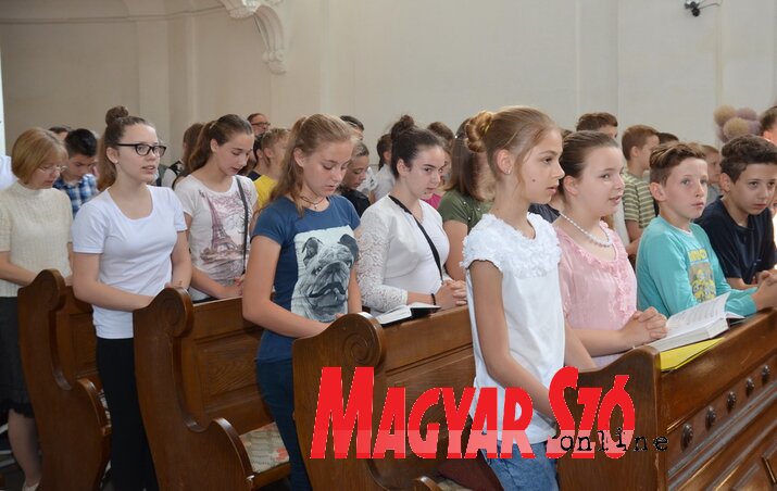 Diákok a tanévzáró istentiszteleten (Lakatos János felvétele)