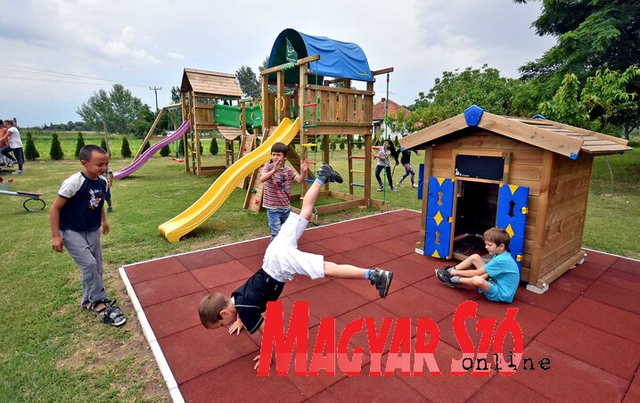 A gyernekek már birtokukba vették az új játszóteret (Fotó: Gergely Árpád)
