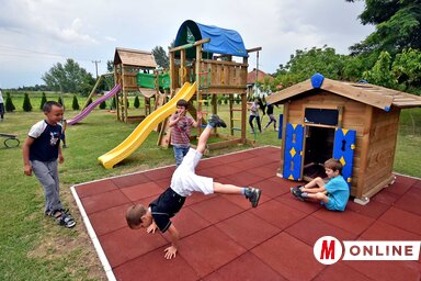 A gyernekek már birtokukba vették az új játszóteret (Fotó: Gergely Árpád)