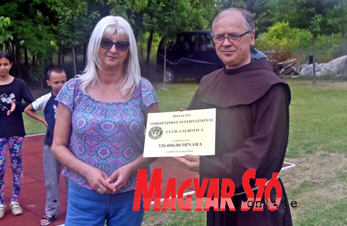 Molnár Ildikó és Harmath Károly atya (Fotó: Gergely Árpád)