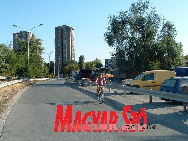 A Nagybani piacnál folyamatosak a torlódások az utóbbi időben, építik a bekötőutakat az új vasúti hídra. A környék lakóinak nagy segítséget jelentene, ha körforgalmú útkereszteződés épülne a piac közelében (Szeli Balázs felvétele)