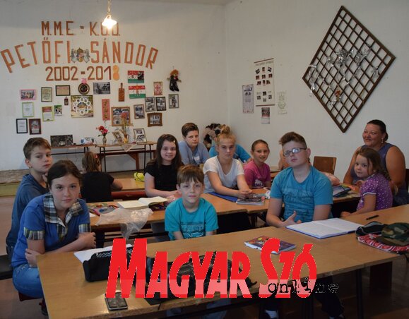 Ők tanulnak magyarul Nyékincén (Nagy Magdolna felvétele)
