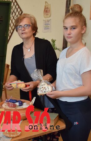 Az utóbbi években Gudeljević Anna vette át az egyesület irányítását, és neki köszönhető, hogy a tanévben sem maradt el a magyar nyelvtanfolyam, az egyesület tagjai pedig sok helyre kirándultak. Egyik legszorgalmasabb segítője a képen látható Kovács Kriszt Az utóbbi években Gudeljević Anna vette át az egyesület irányítását, és neki köszönhető, hogy a tanévben sem maradt el a magyar nyelvtanfolyam, az egyesület tagjai pedig sok helyre kirándultak. Egyik legszorgalmasabb segítője a képen látható Kovács Kriszt
