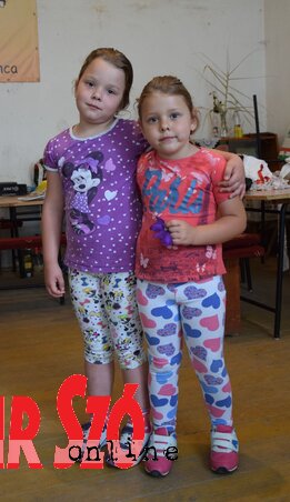 A Begović nőverek: Helena és Magdalena a legfiatalabb magyarul tanuló nyékinceiek, akiket édesanyjuk, Mária is elkísér a szombati tanfolyamra, hiszen neki is tanulnia kell ősei nyelvét (Nagy Magdolna felvétele) A Begović nőverek: Helena és Magdalena a legfiatalabb magyarul tanuló nyékinceiek, akiket édesanyjuk, Mária is elkísér a szombati tanfolyamra, hiszen neki is tanulnia kell ősei nyelvét (Nagy Magdolna felvétele)