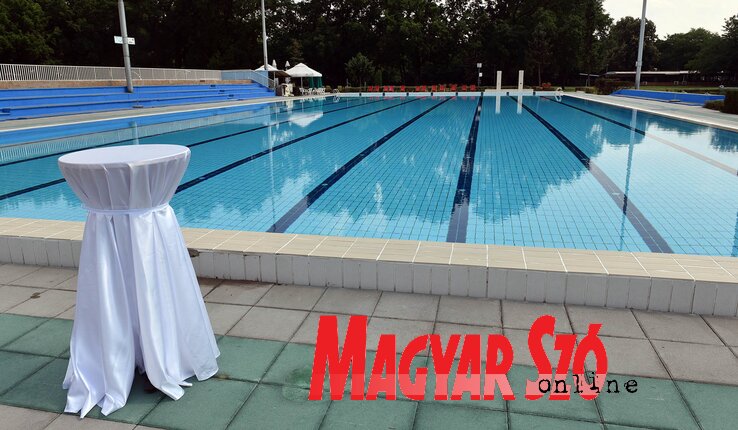 A Vásártéri Sportközpontot évről évre egyre többen látogatják, az idei fürdési idényre felújították a medencék körüli padlózatot, új öltözőkkel, új megfizettetési rendszerrel várják a vendégeket (Ótos András felvétele)