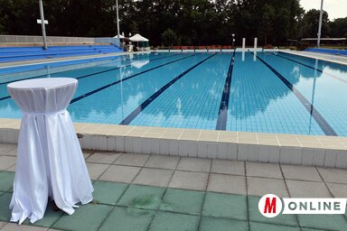 A Vásártéri Sportközpontot évről évre egyre többen látogatják, az idei fürdési idényre felújították a medencék körüli padlózatot, új öltözőkkel, új megfizettetési rendszerrel várják a vendégeket (Ótos András felvétele)