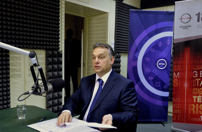 Orbán Viktor a Kossuth rádió stúdiójában (Fotó: MTI)