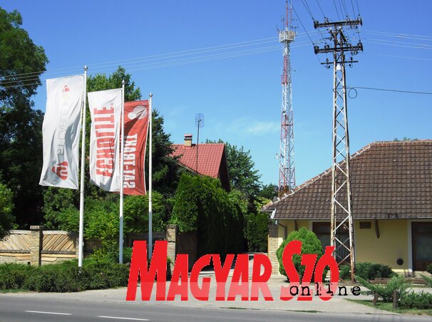 A Sat-Trakt központi épülete Topolyán (Lakatos János felvétele) A Sat-Trakt központi épülete Topolyán (Lakatos János felvétele)
