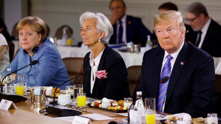 Angela Merkel német kancellár, Christine Lagarde, a Nemzetközi Valutaalap (IMF) vezérigazgatója és Donald Trump amerikai elnök a G7 kanadai csúcstalálkozóján Charlevoix-ban (Fotó: MTI/AP/Evan Vucci)