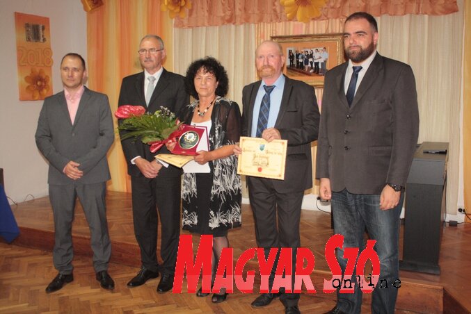 A díjazottak: Kókity Attila és Truzsinszki Ilona (középen) a faluvezetéssel (Kazinczy Paszterkó Diana felvétele)