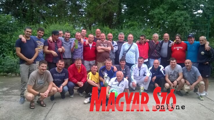 A tornán részt vevők egy csoportja a serlegekkel (a szerző felvétele)