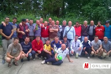 A tornán részt vevők egy csoportja a serlegekkel (a szerző felvétele)