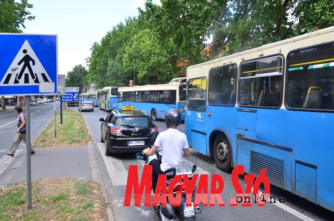 Hétfőn reggel az üzemanyag magas ára miatt újabb útlezárásra került  sor a Futaki úti piacnál (Dávid Csilla felvétele)