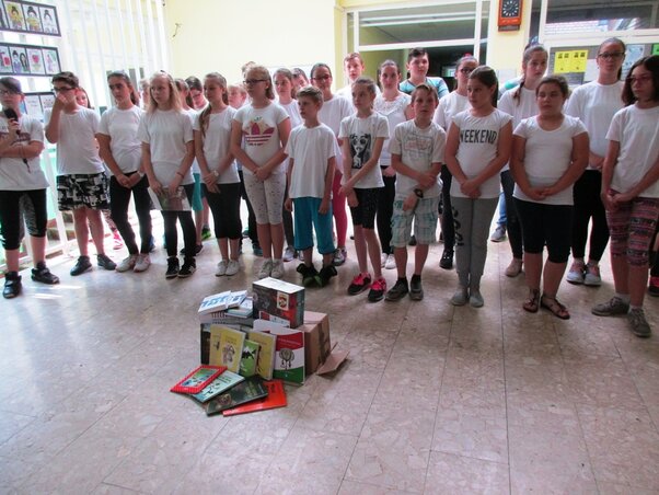 A bácskertesi gyerekek a könyvekkel