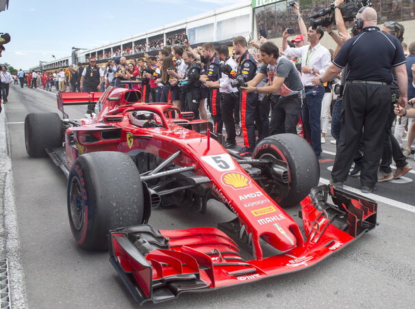 Vettel a bokszban (Fotó: Beta/AP)
